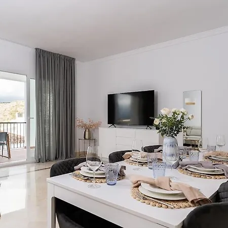 Luxury - Gym - 6 Pools - 3 Bed 401 Εστεπόνα