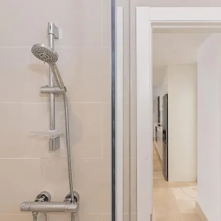 Luxury - Gym - 6 Pools - 3 Bed 401 *