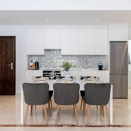 Luxury - Gym - 6 Pools - 3 Bed 401 * Εστεπόνα