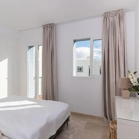 Luxury - Gym - 6 Pools - 3 Bed 401 * Εστεπόνα